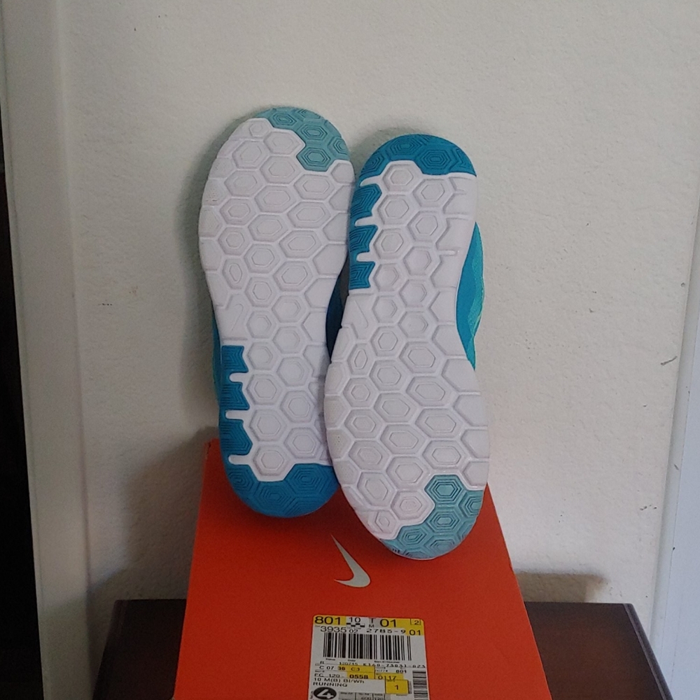 Sneakers - Picture 3 of 7
